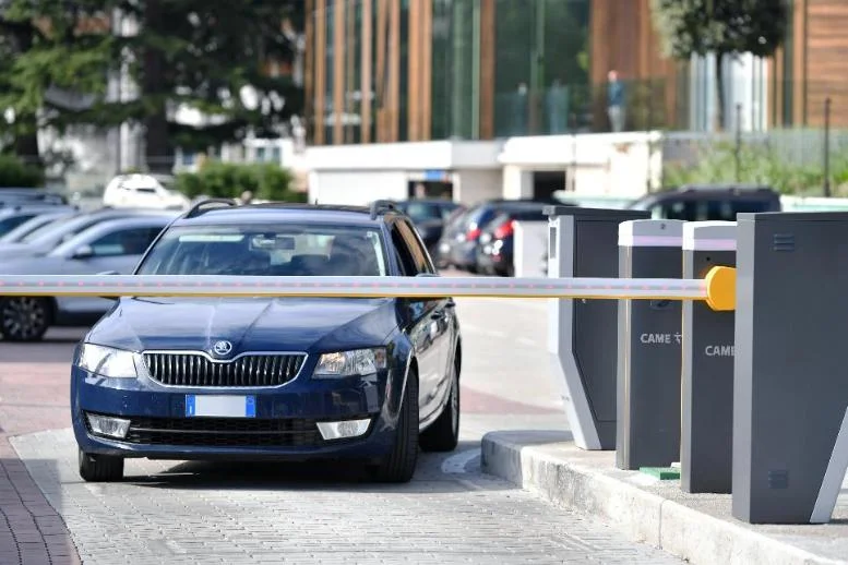 фото Установка шлагбаума с контролем въезда/выезда фото Установка шлагбаума с контролем въезда/выезда