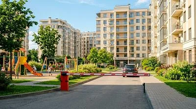 Установка шлагбаума во дворе многоквартирного дома