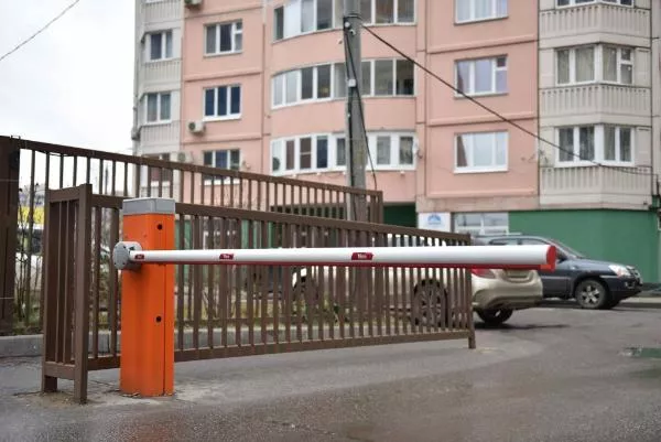 фото Как установить шлагбаум во дворе многоквартирного дома в Ижевске